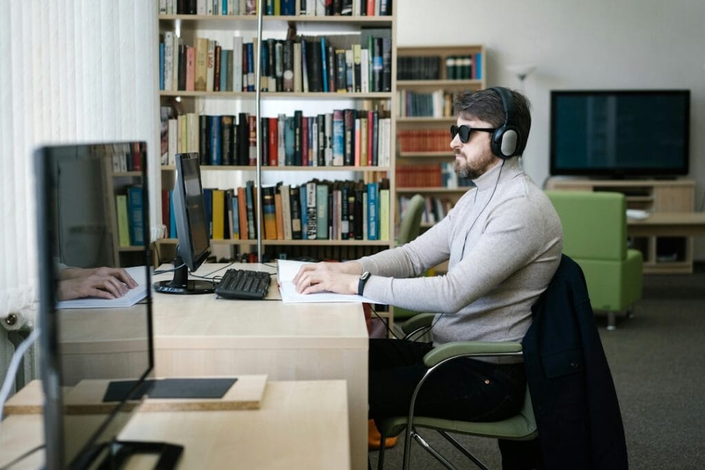Photo Virtual assistant in office