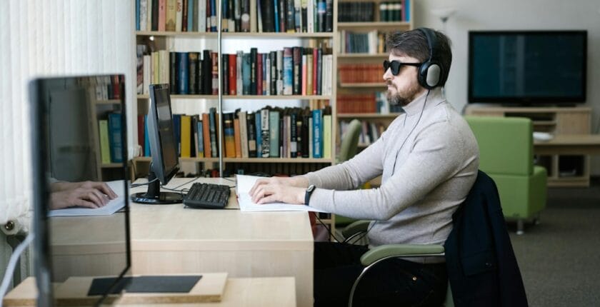 Photo Virtual assistant in office